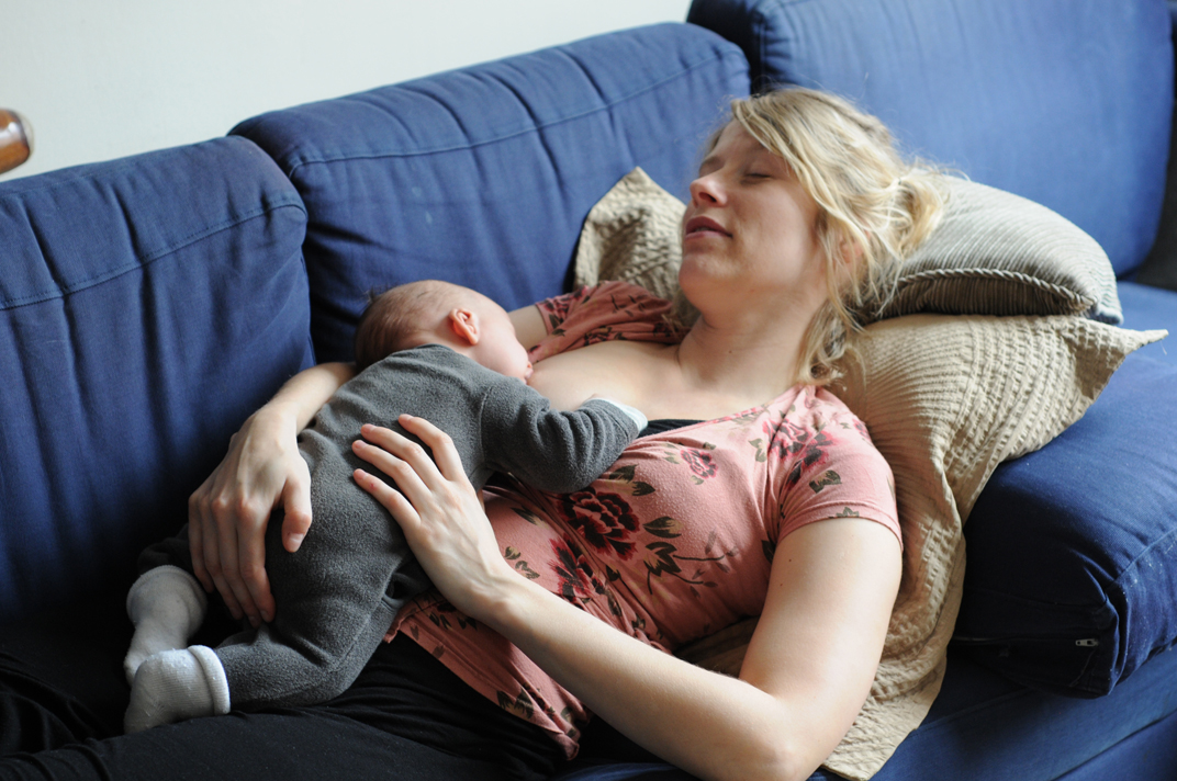 Moeder geeft borstvoeding, liggend op de bank - borstvoedingsadvies Ineke van Straeten