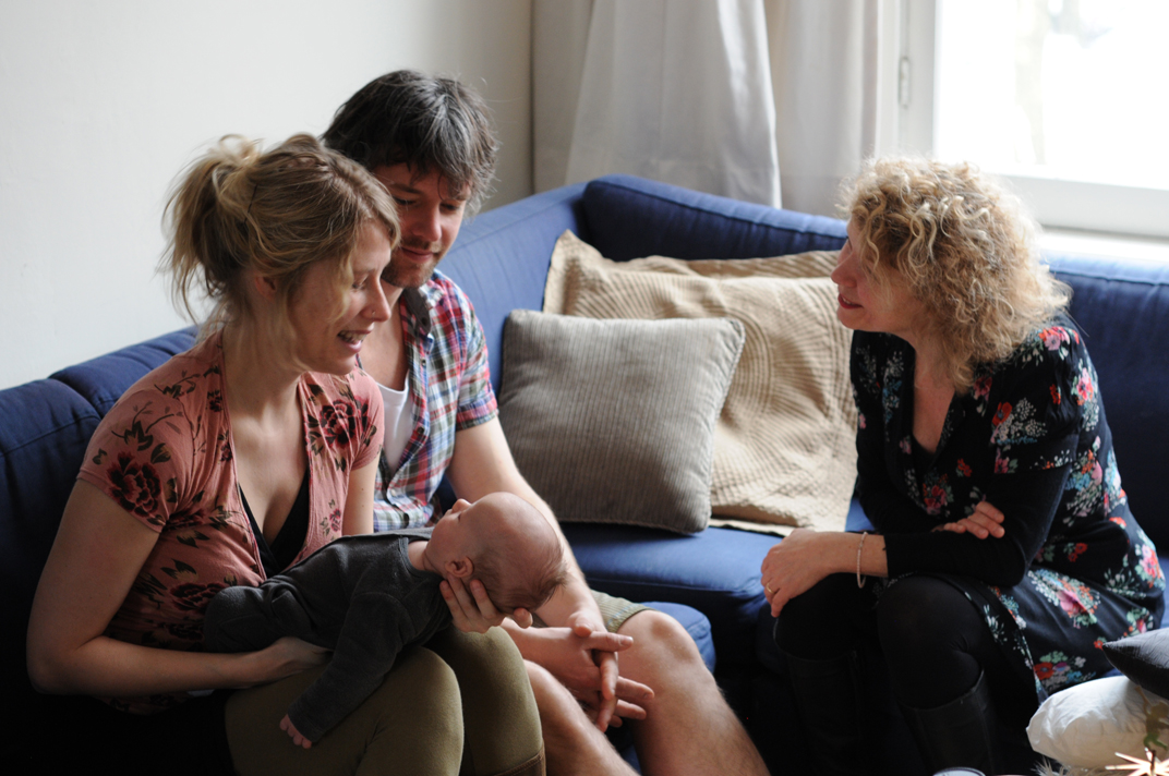 Ineke op consult bij ouders en baby