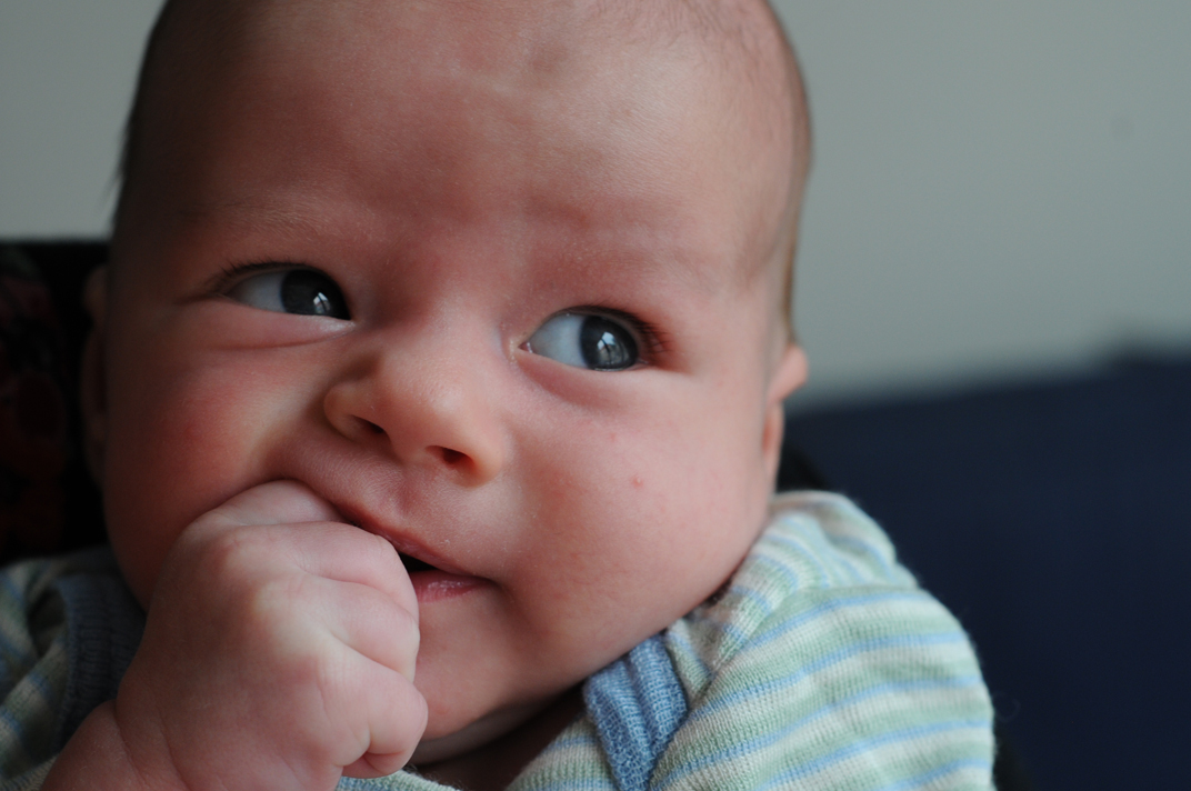 Baby met handje in mond - scholing professionals Ineke van Straeten